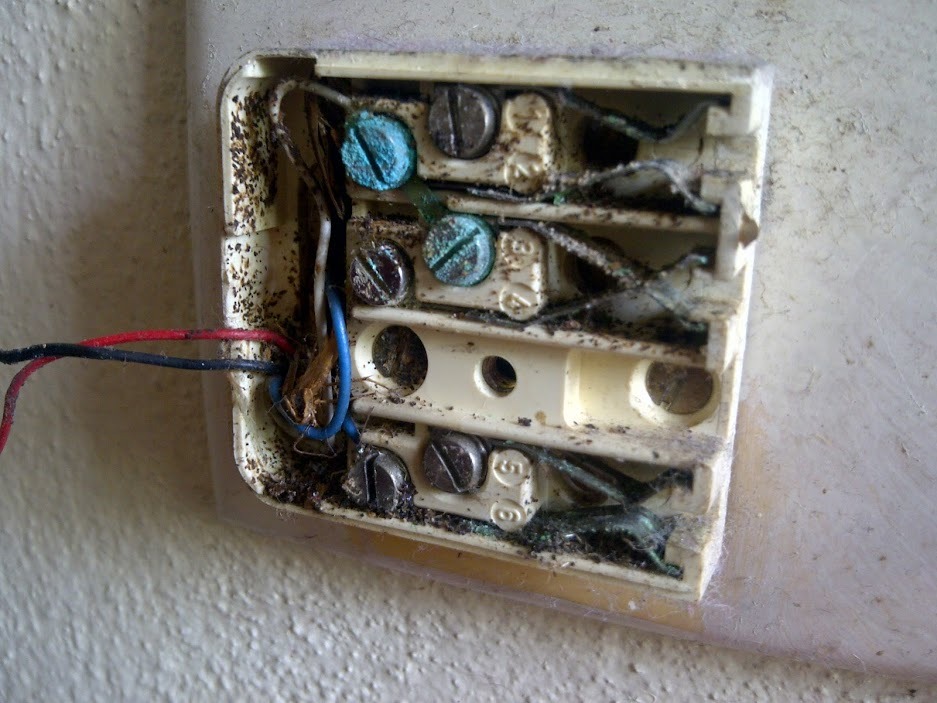Corroded socket - Streamtech fiber internet